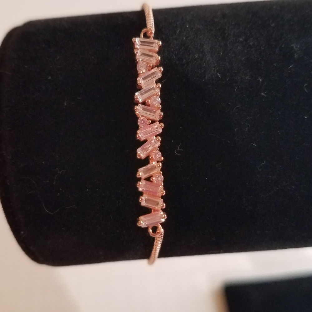 Rose gold tone rhinestone bracelet  j384